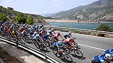 Peloton na startu deváté etapy cyklistické Vuelty, v �erveném jede lídr závodu...