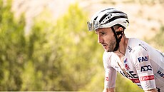 Britský cyklista Adam Yates (UAE) jede v úniku v deváté etap� Vuelty.