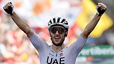 Vyerpaný britský cyklista Adam Yates (UAE) slaví vítzství v deváté etap...