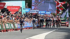 Irský cyklista Eddie Dunbar (Jayco) ujídí pár set metr ped finiem vem...