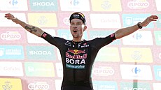 Slovinský cyklista Primo� Rogli� z Bory na pódiu slaví vít�zství v osmé etap�...