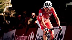 Unavený australský cyklista Ben O�Connor (AG2R) dojí�dí coby lídr Vuelty do...