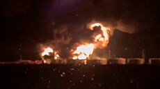 Ukrajinské dronové útoky způsobily v Rostovské oblasti na západě Ruska požár...