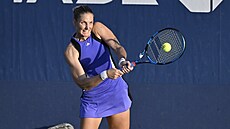 Karolína Plí�ková hraje bekhend v prvním kole US Open.