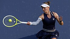 Barbora Krej�íková hraje forhend v prvním kole US Open.