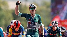 Wout van Aert poráí ve spurtu Mathiase Vacka (vlevo) a vítzí v sedmé etap...