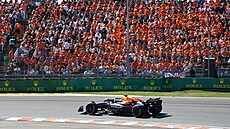 Max Verstappen ped zaplnnou tribunou nizozemských fanouk.