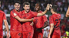 Fotbalisté Bayernu Mnichov slaví gól proti Ulmu.