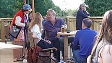 Jeremy Clarkson pivítal bhem otevení své nové hospody asi ti stovky lidí....