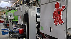 Výrobní linka kostiek Lego v továrn firmy v dánském Billundu  (25. dubna 2024)