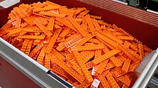 Produkce kostiek v továrn firmy Lego v dánském Billundu  (25. dubna 2024)