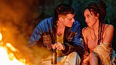 Bill Skarsgard a FKA twigs ve filmu Vrána