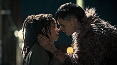 Bill Skarsgard a FKA twigs ve filmu Vrána