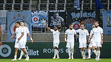 Fotbalisté Slovanu Bratislava se radují z vedoucí branky v utkání kvalifikace...