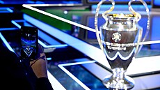 Uatý pohár pro vítze Ligy mistr neme na slavnostním losování v Monaku...