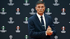 Legendární argentinský fotbalista Javier Zanetti ped slavnostním losováním...