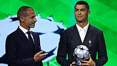 Cristiano Ronaldo p�evzal od prezidenta UEFA Aleksandera �eferina speciální...