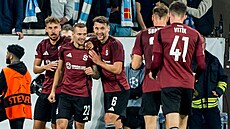 Radost spar�anských fotbalist� z vedoucího gólu v utkání záv�re�ného p�edkola...