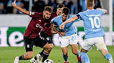 Spar�anský fotbalista Mat�j Ryne� se pere v souboji s protihrá�i ze �védského...