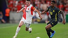 Nastartovaný slávista Luká Provod peláí za balonem v utkání o Ligu mistr...