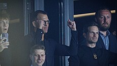 Majitel fotbalové Sparty Daniel K�etínský v �estné ló�i na Letné oslavuje...