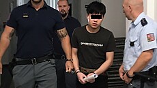 Justi�ní strá� p�ivádí do soudní sín� vietnamského mladíka ob�alovaného z...