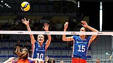 Nahrávaka volejbalových reprezentantek Kateina Valková (íslo 10) si v pítí...