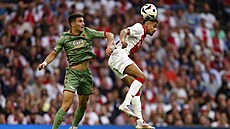 Michal Sáek z Bialystoku (vlevo) v pohárovém utkání proti Ajaxu.