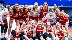 eské basketbalistky se radují z postupu do finále pedkvalifikace.