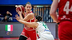 Tereza Vyoralová rozehrává akci.