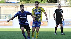 Martin Pospíil v dresu olomouckého béka, za ním zlínský David Tká.