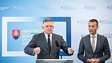 Slovenský premiér Robert Fico (vlevo) a ministr �kolství Tomá� Drucker (20....