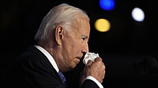 Prezident Joe Biden se utírá kapesníkem pi projevu na sjezdu demokrat. (20....