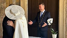 Roli oddávajícího si u v roce 2024 vyzkouel i éf SPD Tomio Okamura. lo prý...