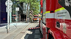 Na Smíchov v ulici Stroupenického spadla na chodník ást sklenné obvodové...
