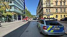 Na Smíchov v ulici Stroupenického spadla na chodník ást sklenné obvodové...