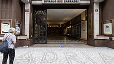 Pietní místo vniklé po úmrtí Karla He�mánka u Divadla bez zábradlí (25. srpna...