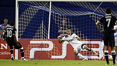 Du�an Melichárek v dresu Malmö FF v srpnu 2011 �elí pokutovému kopu brazilského...