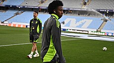 Sparané Ángelo Preciado a Kaan Kairinen si procházejí hit na stadionu v...