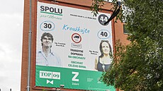 Zapomenutý billboard z krajských voleb 2020 visí na budov� nedaleko brn�nského...
