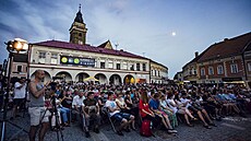 Filmy se promítaly v sálech i na slavonickém námstí.