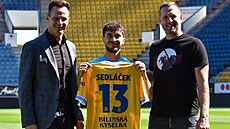 Richard Sedlá�ek, posila fotbalových Teplic, s �editelem klubu Rudolfem �epkou...