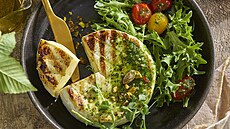 Grilovaný sýr brie se salátkem