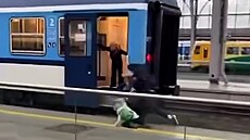 Cestující na Hlavním nádra�í vyskakovali s d�tmi z jedoucího vlaku