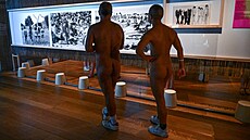 Naturisté na výstav� �Paradis naturistes� v muzeu Mucem v Marseille v...