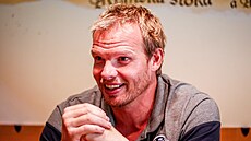 Václav Nedorost v Masných krámech p�i seriálu Na le�áku.