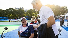 Prezident Petr Pavel zdraví na paralympijských hrách v Paíi lukostelkyni...