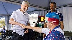 Prezident Petr Pavel zdraví na paralympijských hrách v Paíi lukostelce...