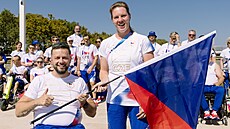 Vlajkono�i �eské výpravy na paralympiád� v Pa�í�i jsou koula�i Ale� Kisý a Anna...