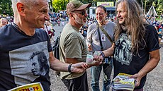 Martin Vchet prodává festivalový samizdat na Trutnoff Open Air Festivalu 2024.
